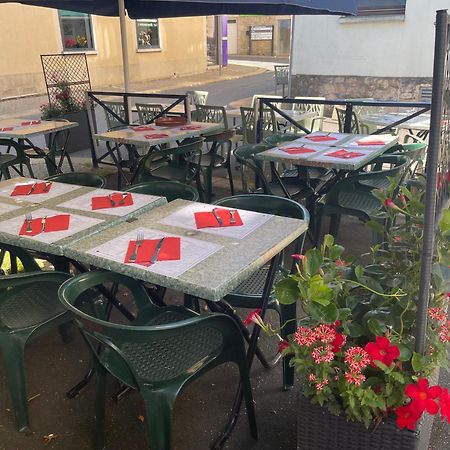 Logis Hotel Restaurant Cazes Arazat Laissac Buitenkant foto