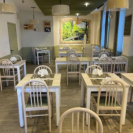 Logis Hotel Restaurant Cazes Arazat Laissac Buitenkant foto