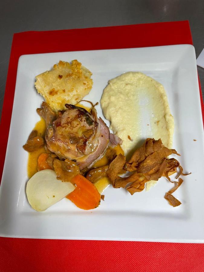 Logis Hotel Restaurant Cazes Arazat Laissac Buitenkant foto