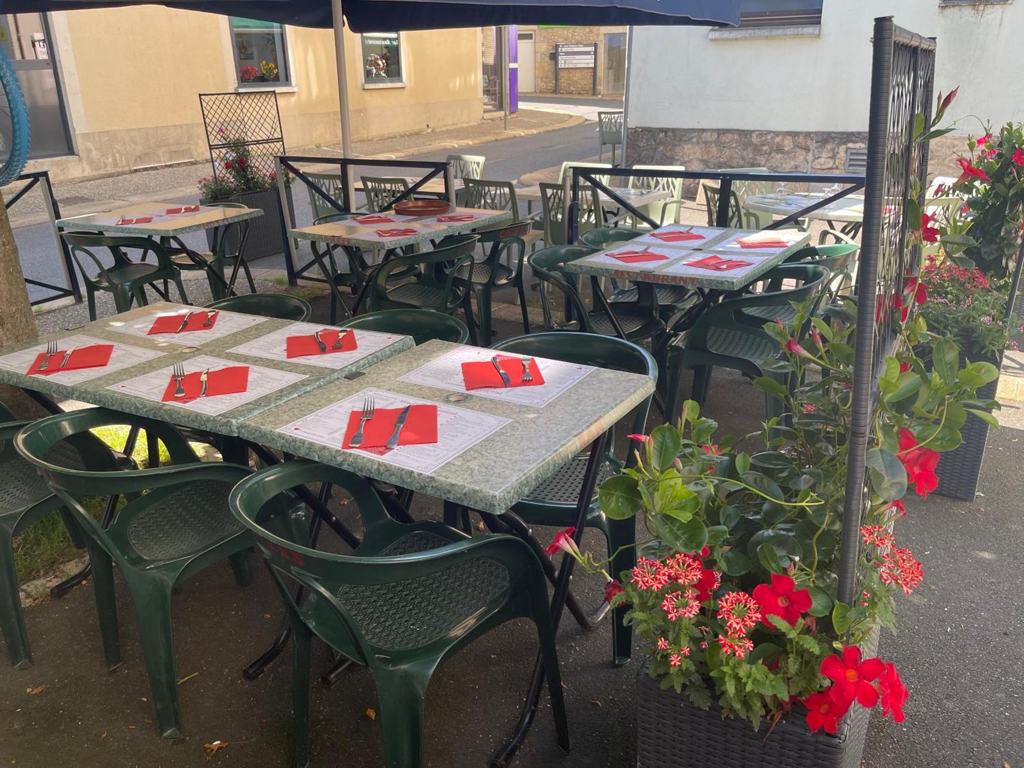 Logis Hotel Restaurant Cazes Arazat Laissac Buitenkant foto