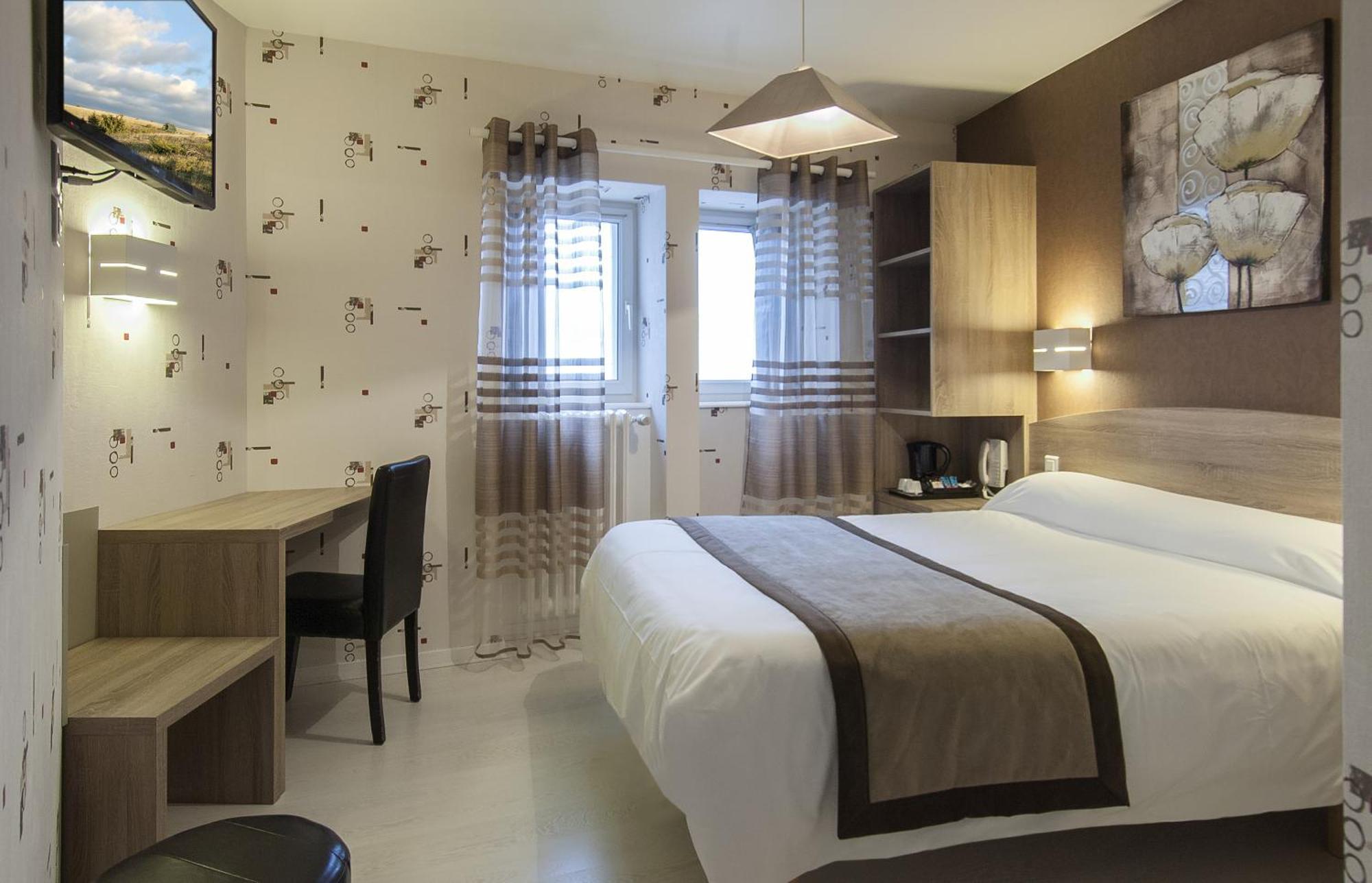Logis Hotel Restaurant Cazes Arazat Laissac Buitenkant foto