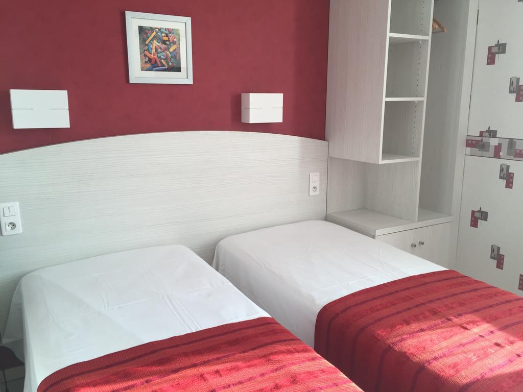 Logis Hotel Restaurant Cazes Arazat Laissac Buitenkant foto