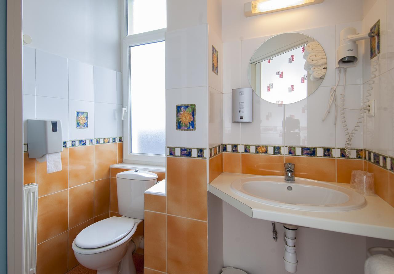 Logis Hotel Restaurant Cazes Arazat Laissac Buitenkant foto
