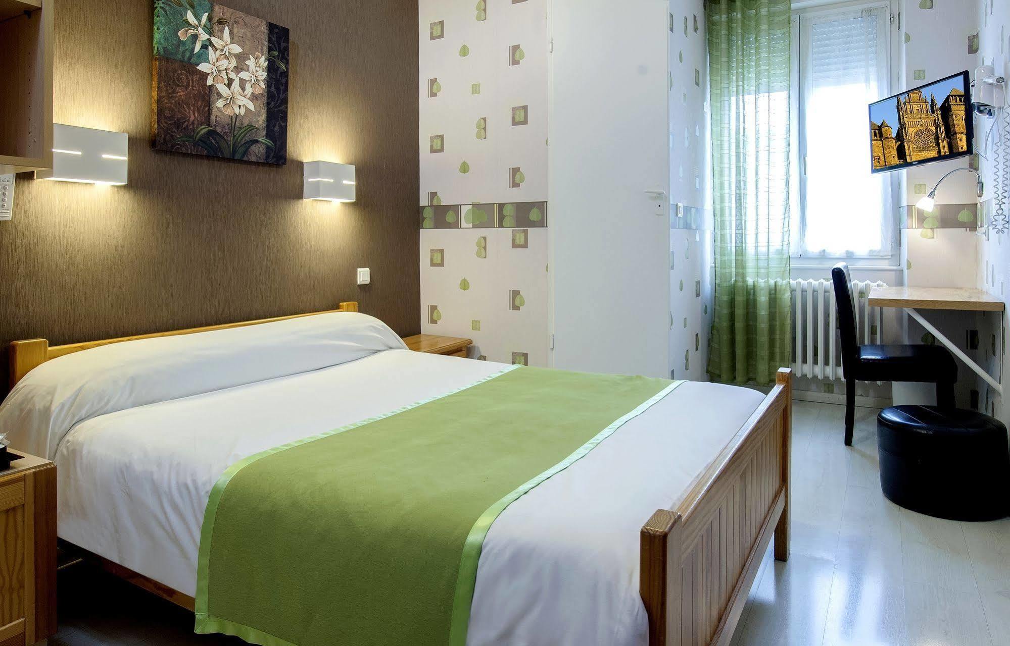 Logis Hotel Restaurant Cazes Arazat Laissac Buitenkant foto