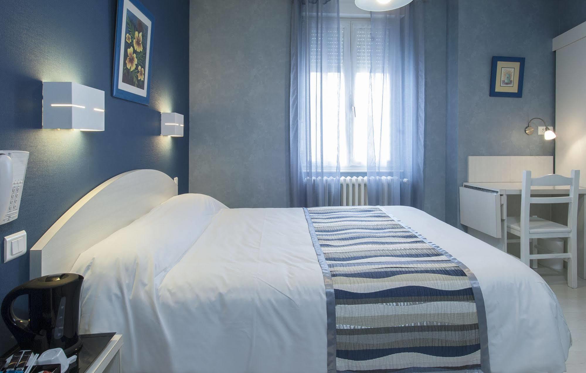 Logis Hotel Restaurant Cazes Arazat Laissac Buitenkant foto