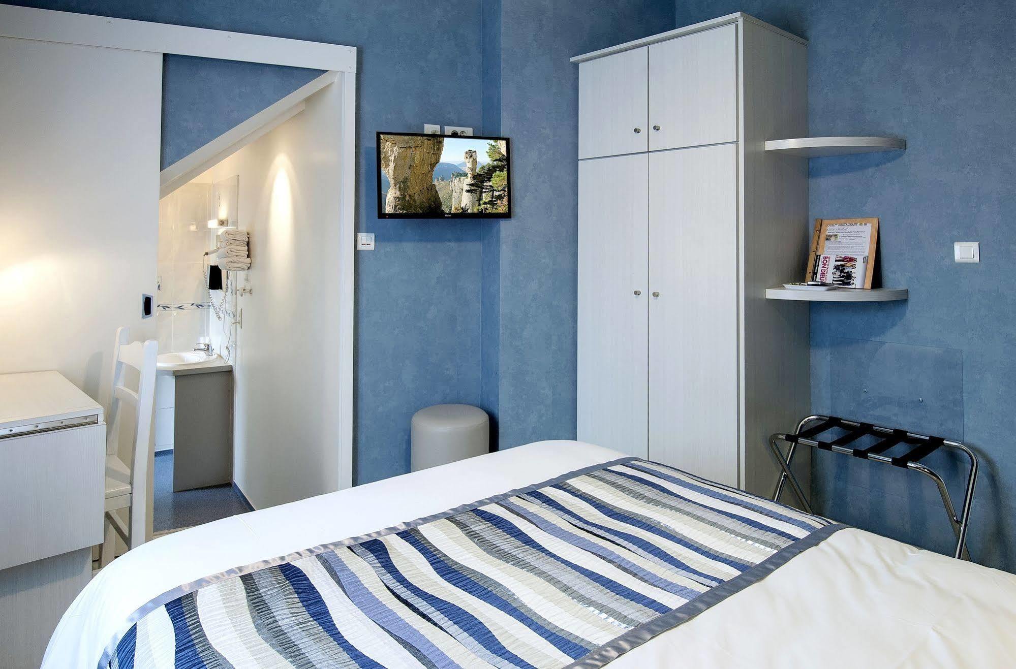 Logis Hotel Restaurant Cazes Arazat Laissac Buitenkant foto