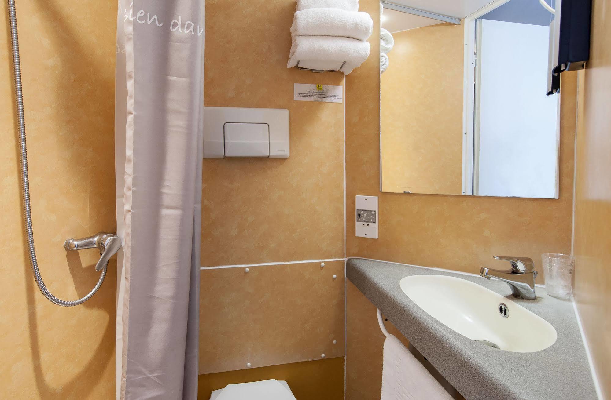 Logis Hotel Restaurant Cazes Arazat Laissac Buitenkant foto