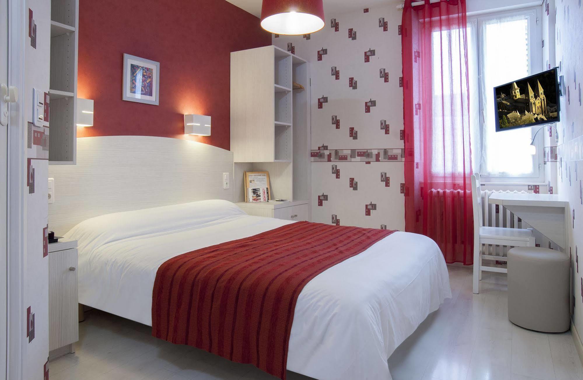 Logis Hotel Restaurant Cazes Arazat Laissac Buitenkant foto