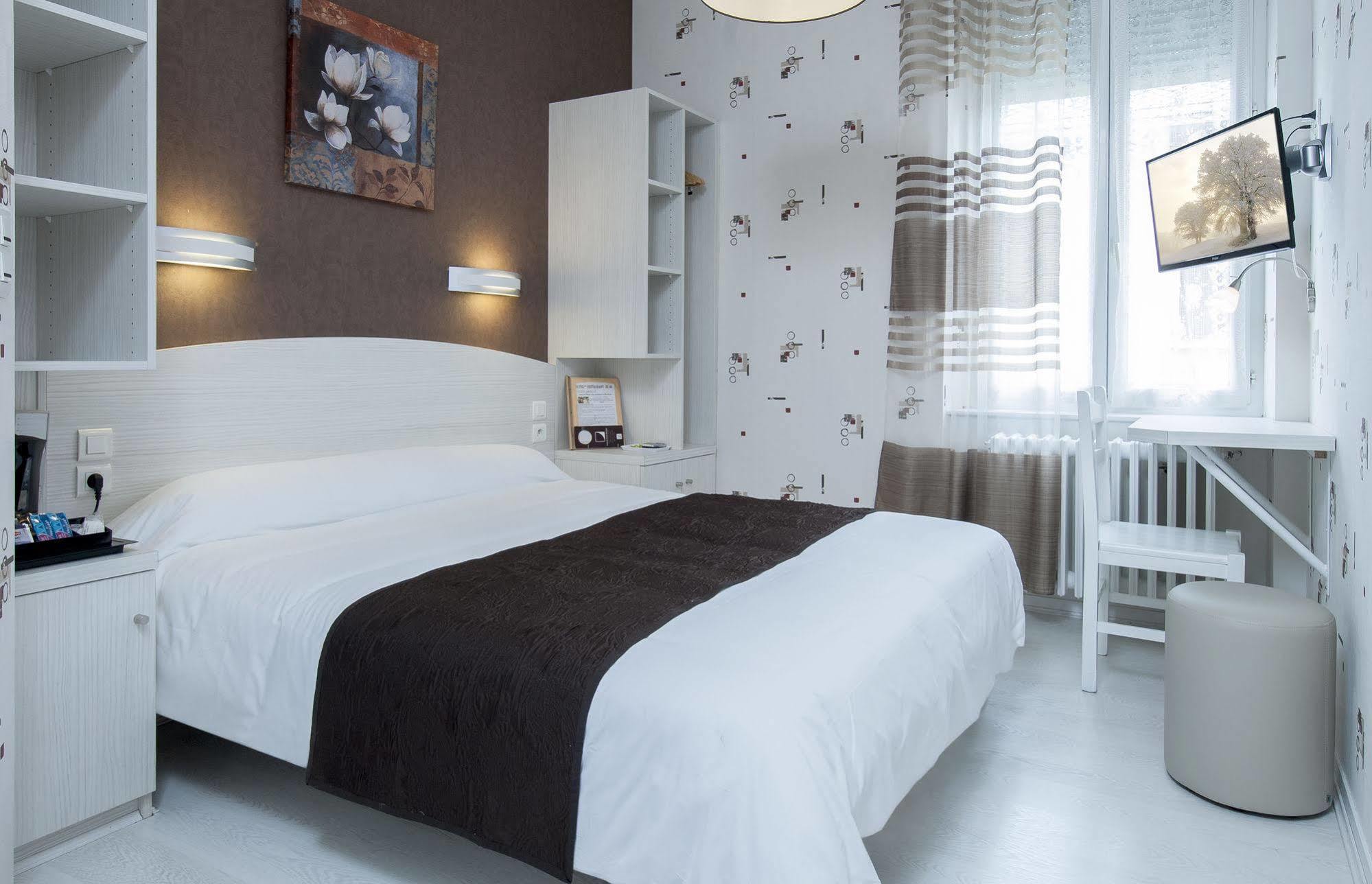 Logis Hotel Restaurant Cazes Arazat Laissac Buitenkant foto