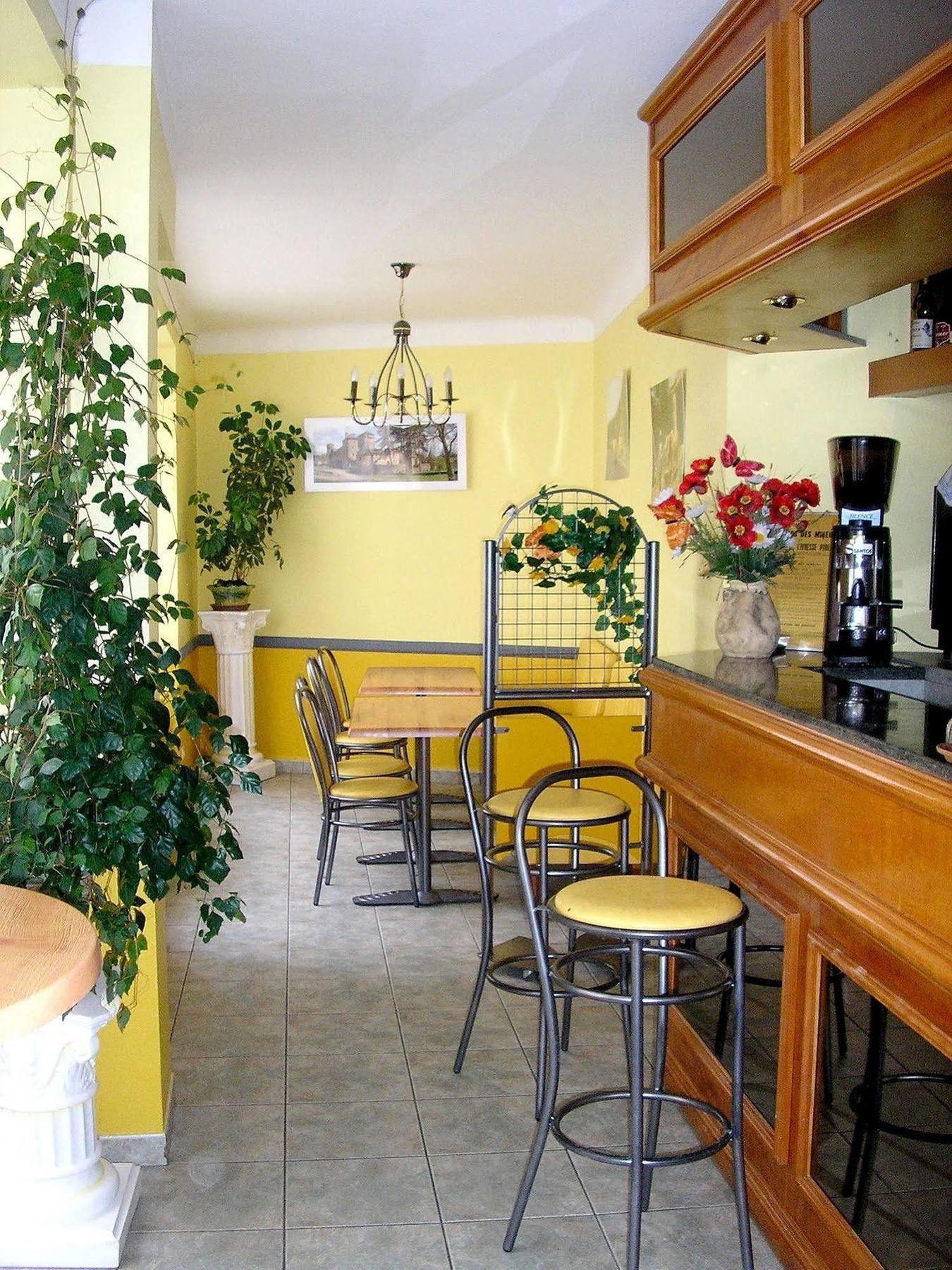 Logis Hotel Restaurant Cazes Arazat Laissac Buitenkant foto