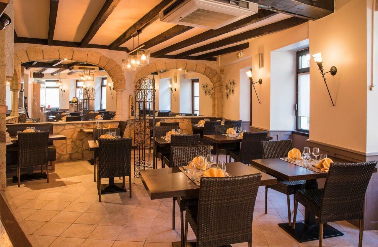 Logis Hotel Restaurant Cazes Arazat Laissac Buitenkant foto