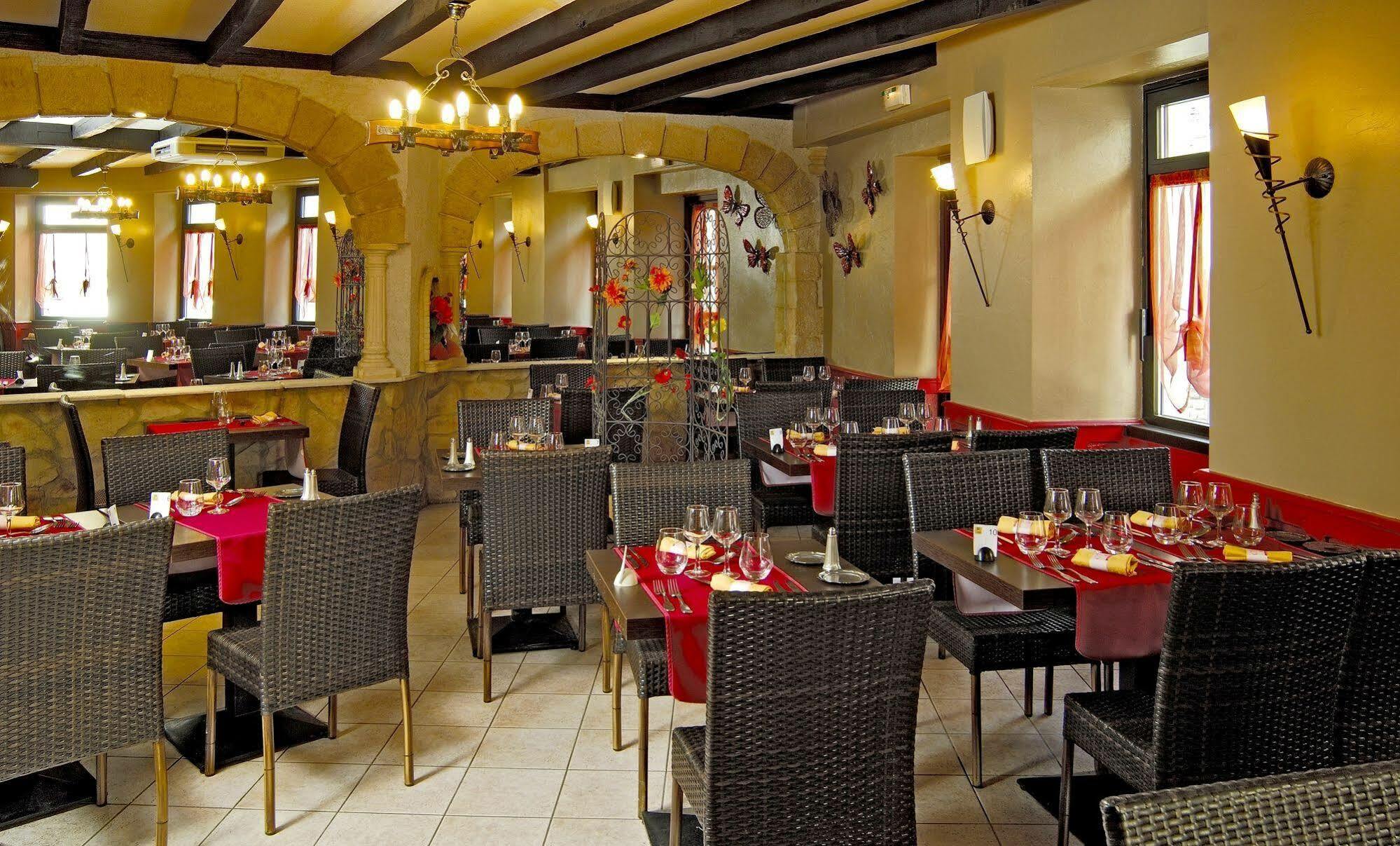 Logis Hotel Restaurant Cazes Arazat Laissac Buitenkant foto